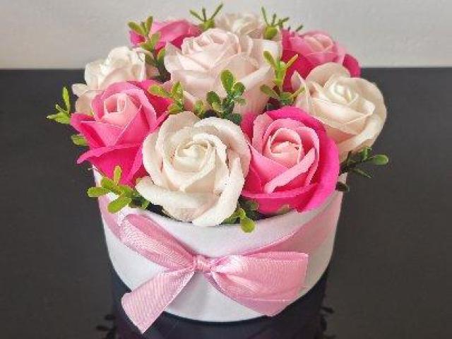 Flower box z różami — dekoracja z kwiatów sztucznych, różowo-biała