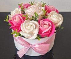 Flower box z różami — dekoracja z kwiatów sztucznych, różowo-biała