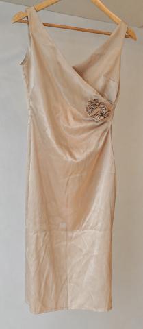 Elegancka satynowa sukienka w kolorze champagne / beżowym