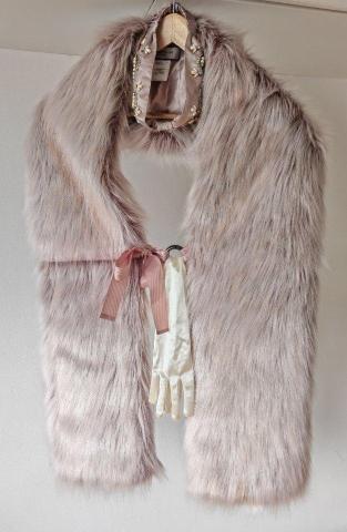 Pudrowy zestaw vintage boho — futerko, opaska z perełkami + rękawiczki